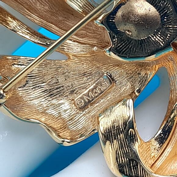 Vintage Large Gold Plated Monet Flower Brooch, 1.25 Inches, Smooth Satin Finish - Picture 4 of 7